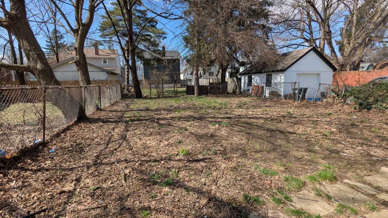 914 Pitkin Ave - Photo 3 of 37