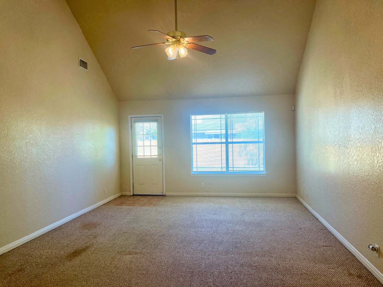 131 La Garde St - Photo 4 of 15