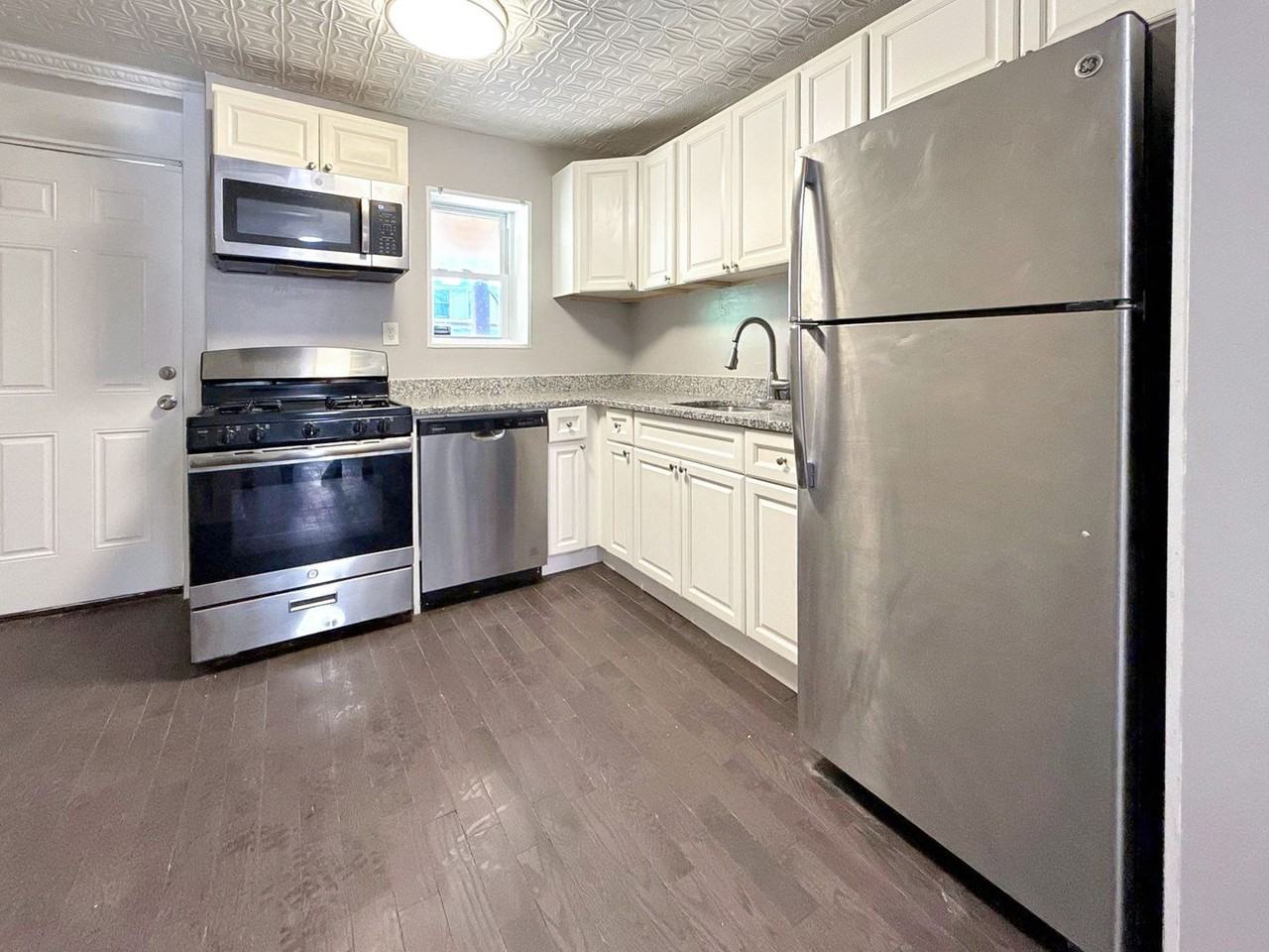 1163 Cleveland St - Photo 4 of 19