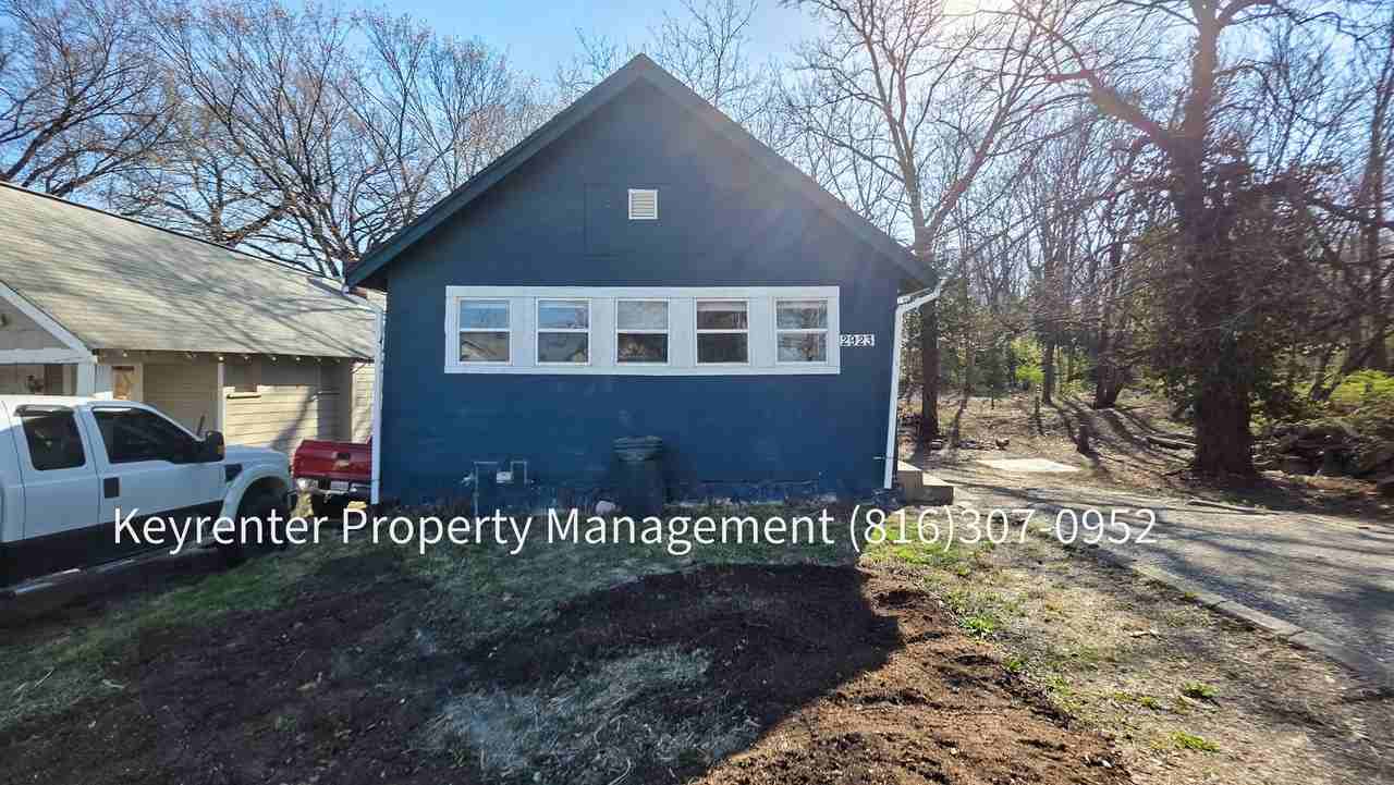 2923 Jackson Ave - Photo 2 of 19