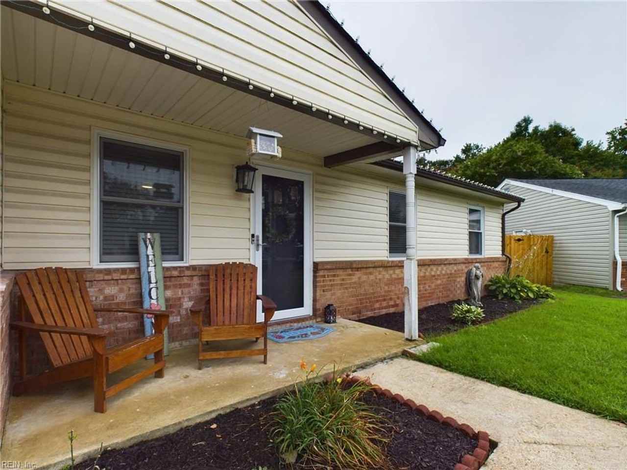 1320 Pierside Ct - Photo 2 of 24