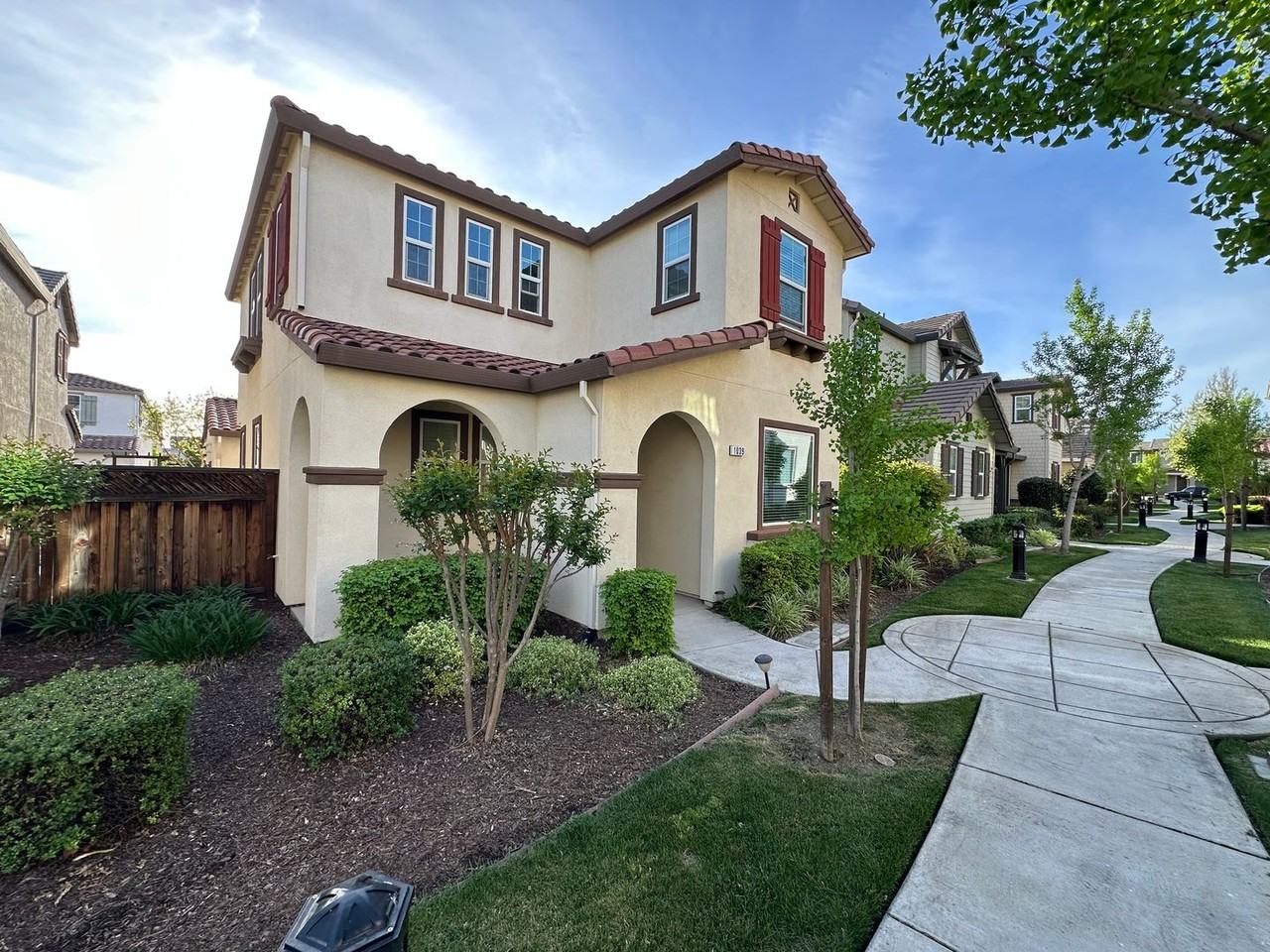 1039 S Fowler Ln - Photo 2 of 30