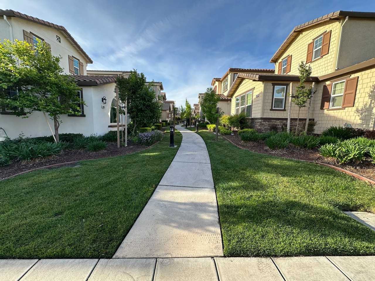 1039 S Fowler Ln - Photo 3 of 30