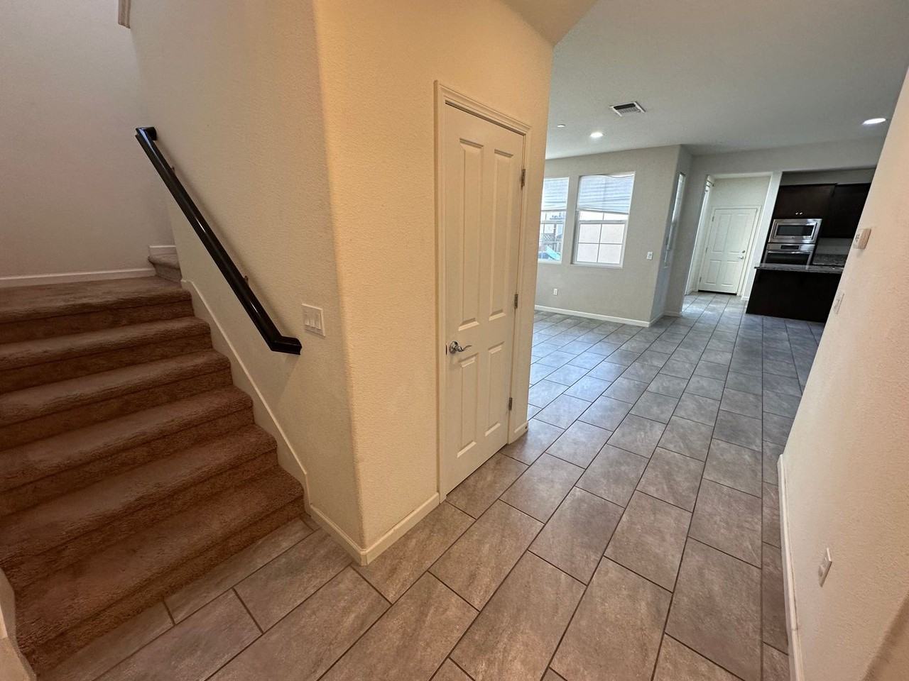 1039 S Fowler Ln - Photo 4 of 30