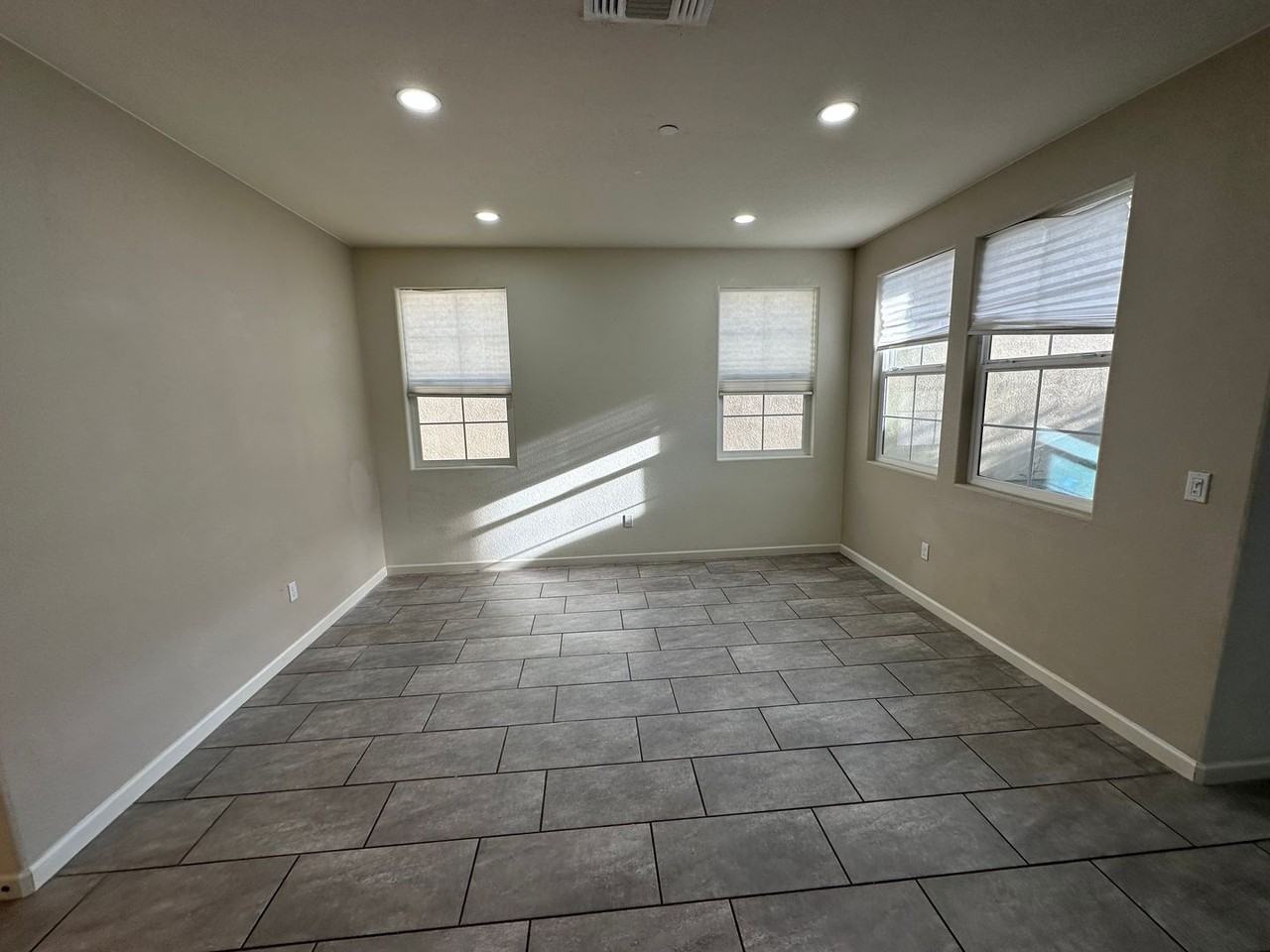 1039 S Fowler Ln - Photo 7 of 30