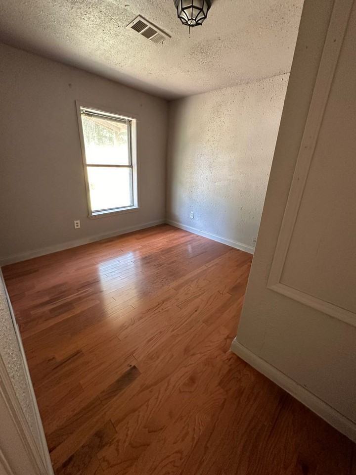 421 Poplar St - Photo 4 of 5