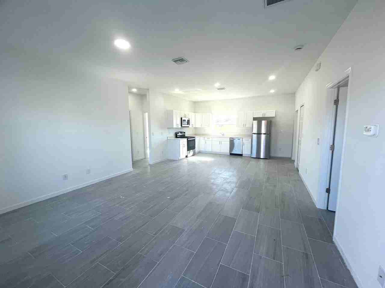 1409 Ne 23rd St - Photo 3 of 14