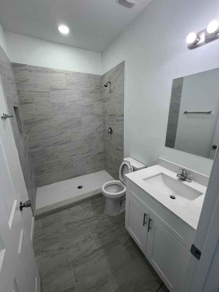 1409 Ne 23rd St - Photo 6 of 14