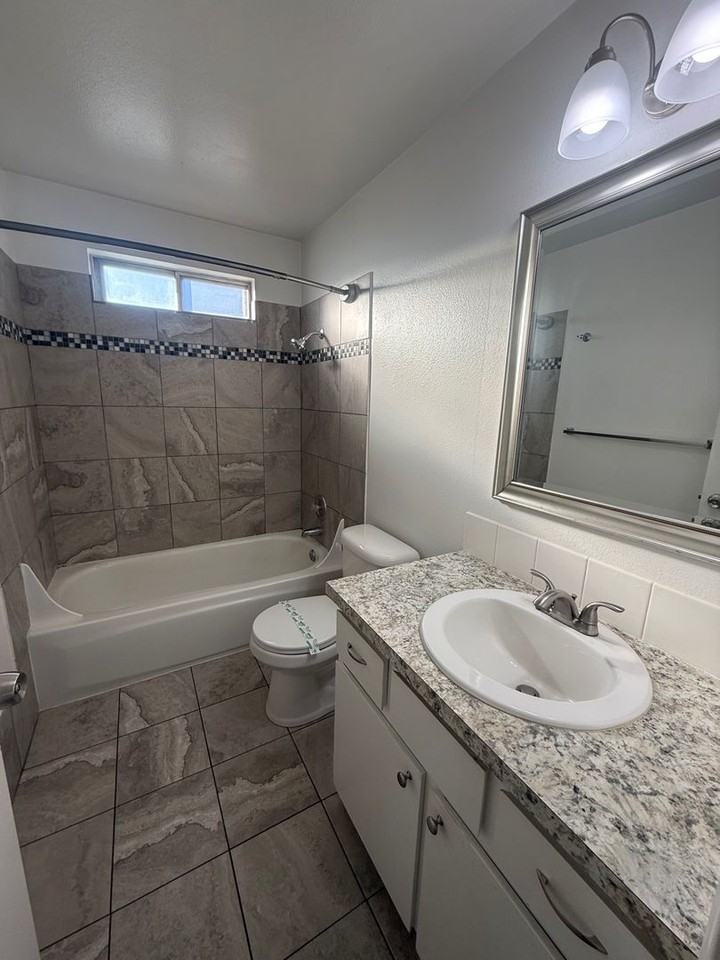 2815 E 19th St #D - Photo 5 of 8