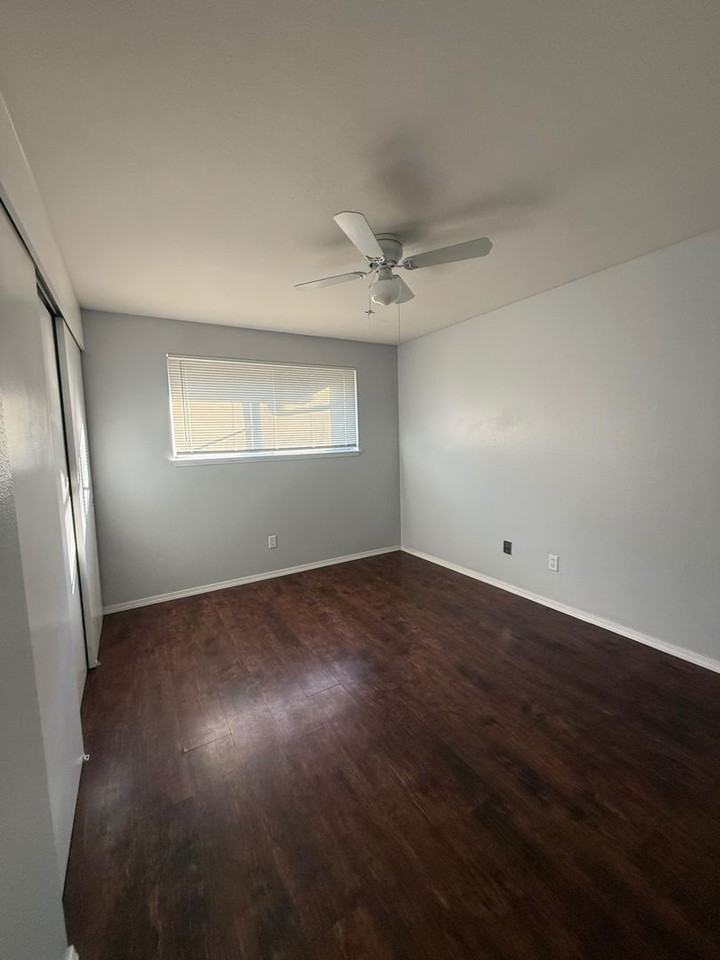 2815 E 19th St #D - Photo 6 of 8