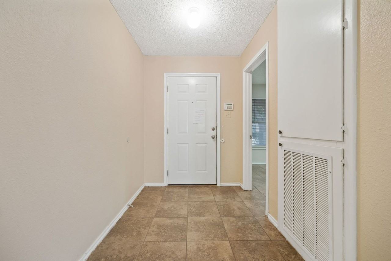 6315 Regency Crst - Photo 5 of 25