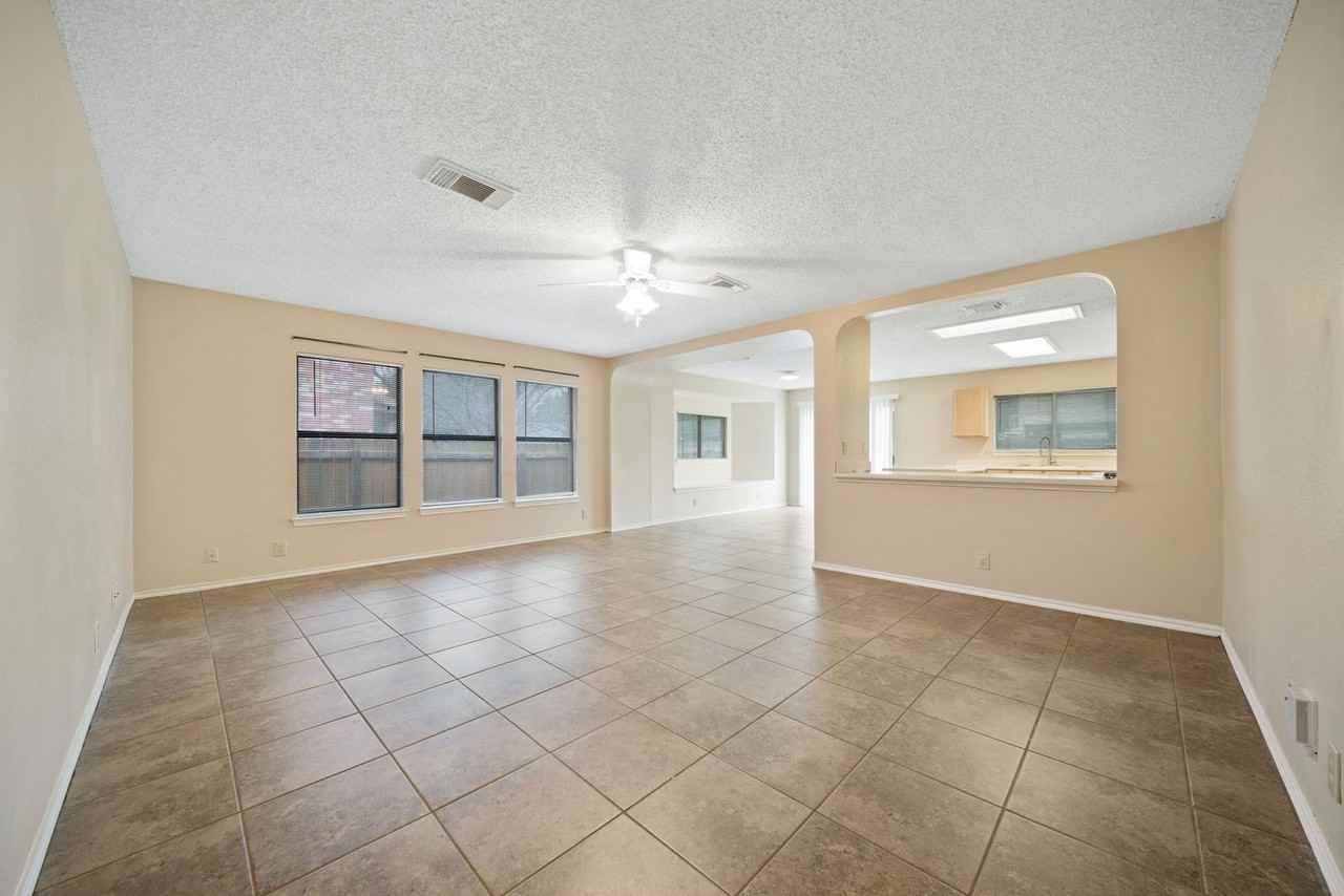 6315 Regency Crst - Photo 6 of 25