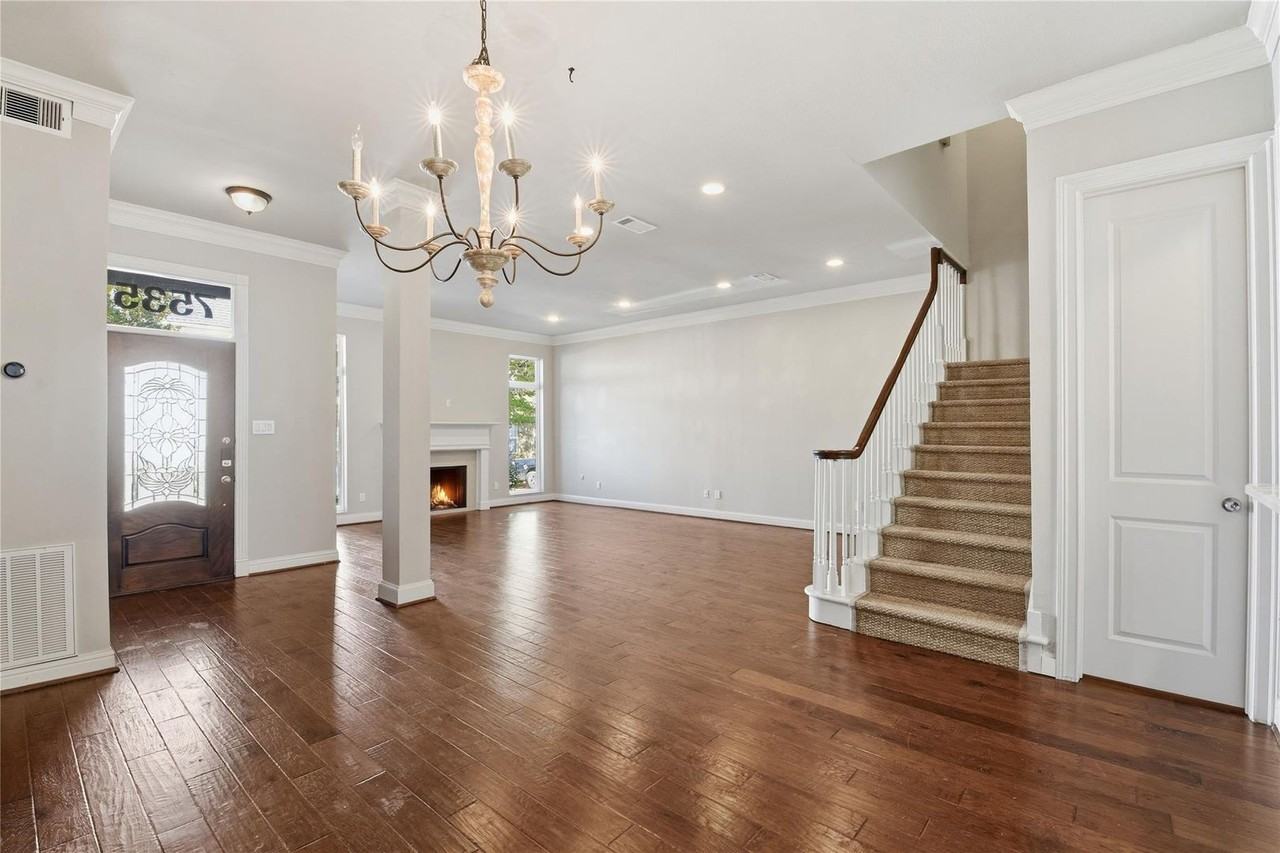 7535 Olympia Dr - Photo 3 of 34