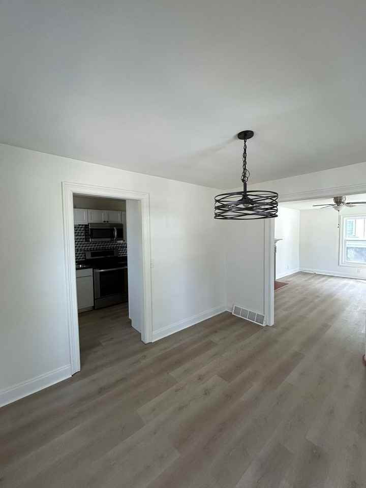 609 Center St - Photo 3 of 23