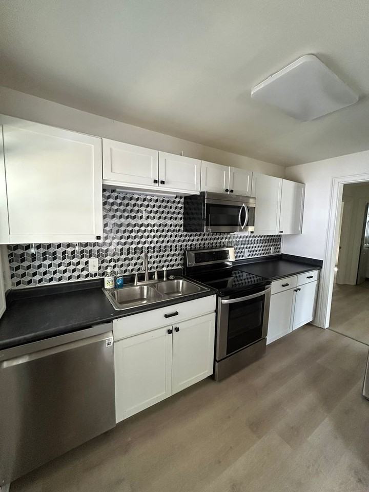 609 Center St - Photo 5 of 23