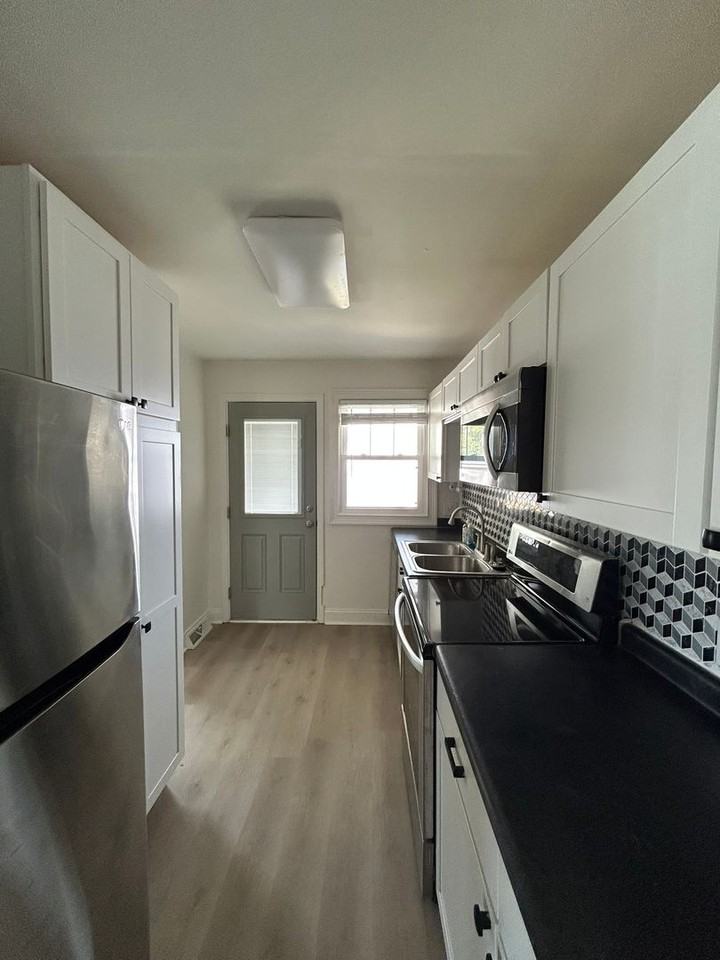 609 Center St - Photo 6 of 23