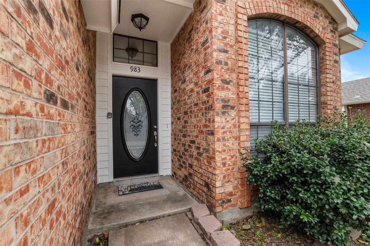 983 Downey Dr - Photo 4 of 38