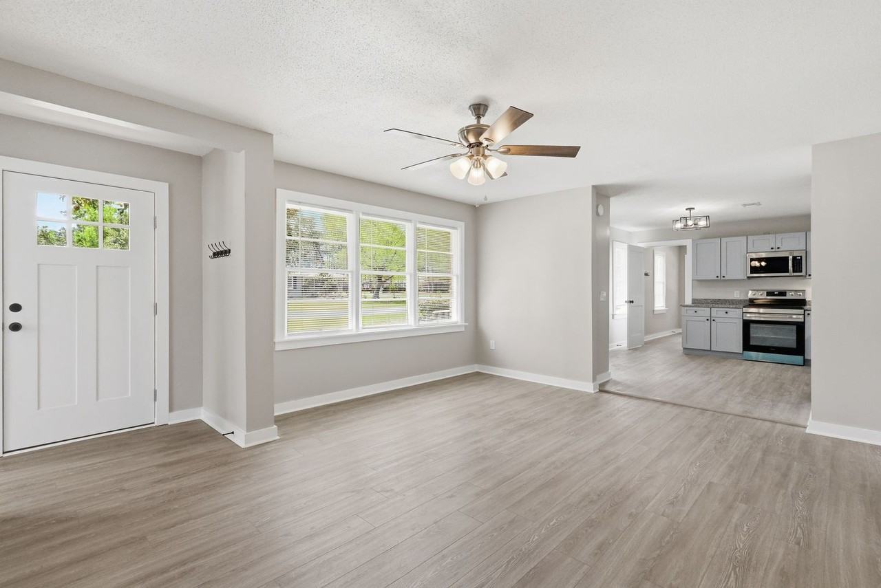 786 S 6th St - Photo 3 of 20