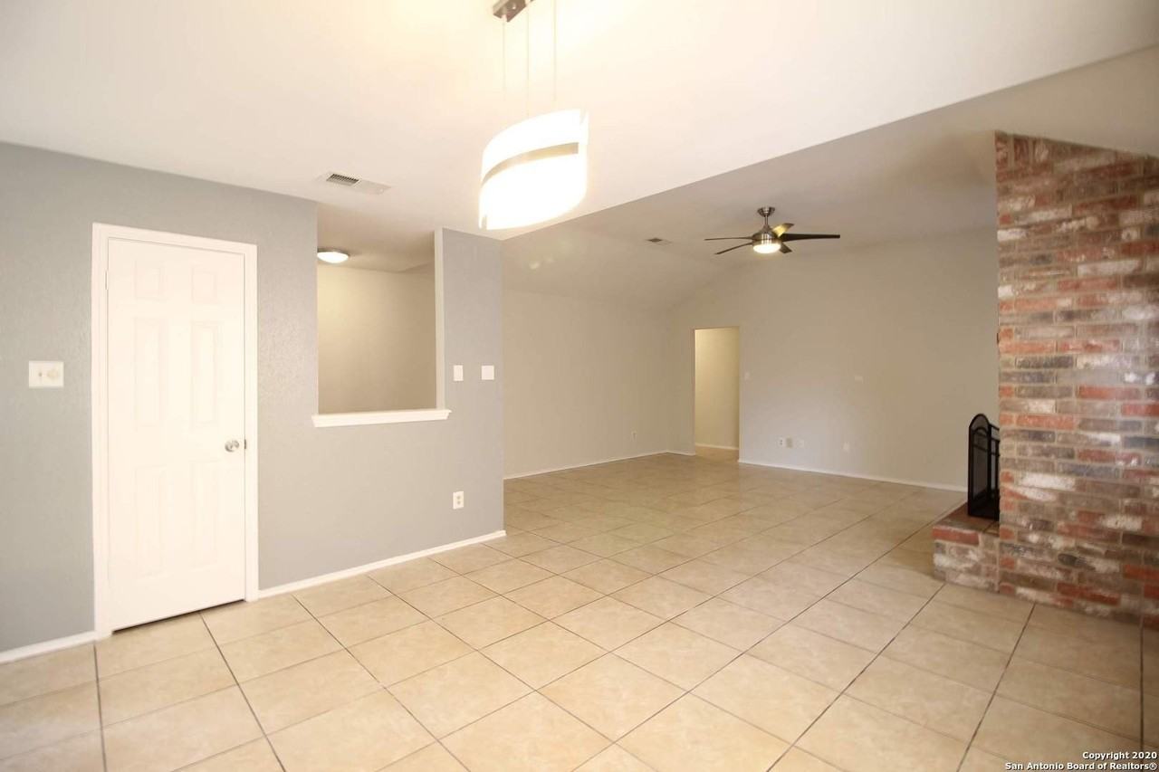 1023 Hedgestone Dr - Photo 4 of 21