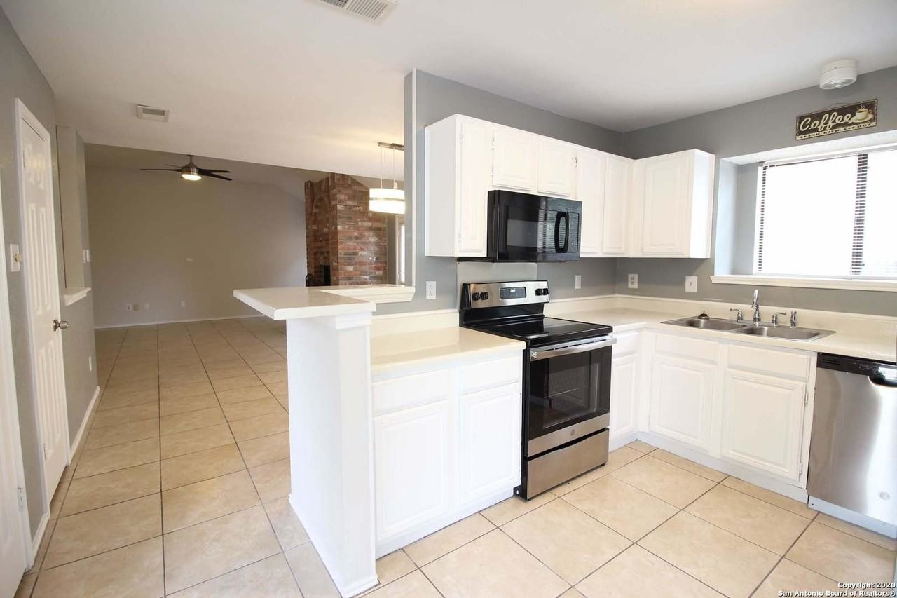 1023 Hedgestone Dr - Photo 6 of 21