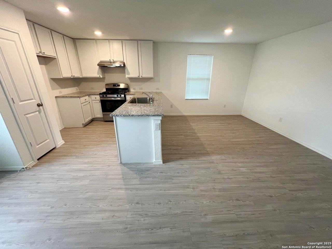 7227 Satellite Way - Photo 7 of 38