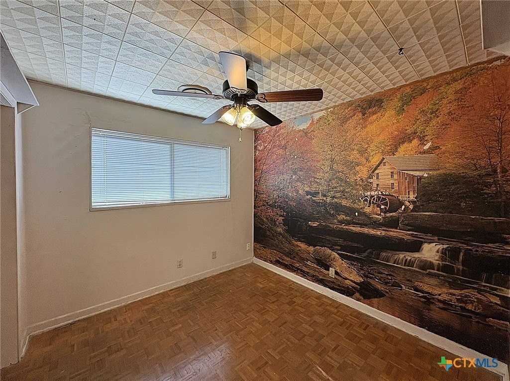 1313 Elia St - Photo 4 of 24