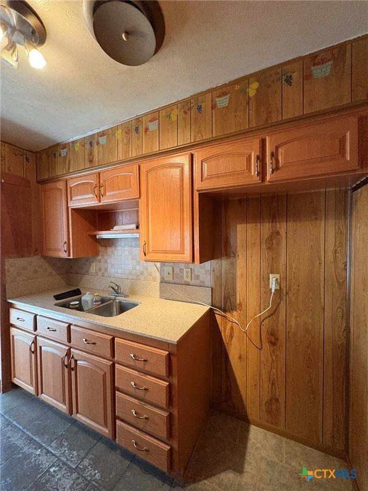 1313 Elia St - Photo 5 of 24