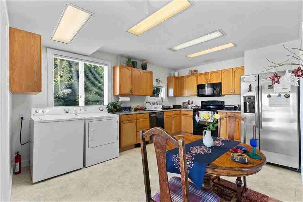 1042 Anthony Rd - Photo 4 of 24