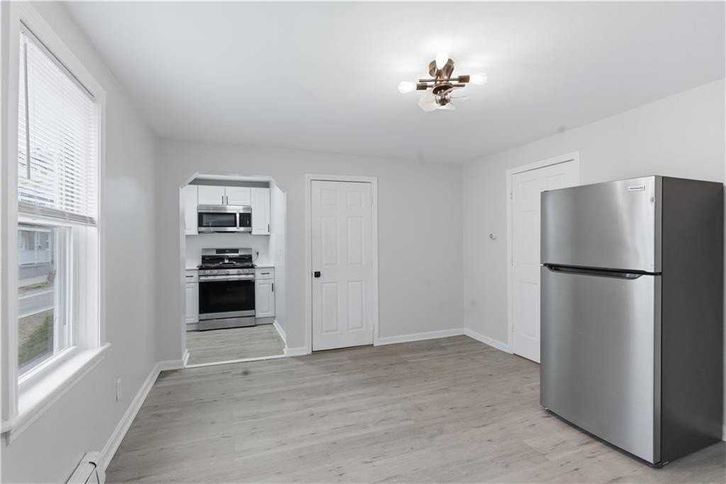 92 Sylvian St Apt 1 - Photo 4 of 18