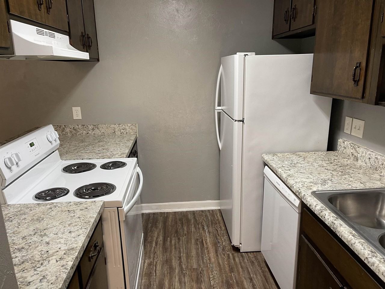 2010 Bradford Ct Apt C - Photo 3 of 9