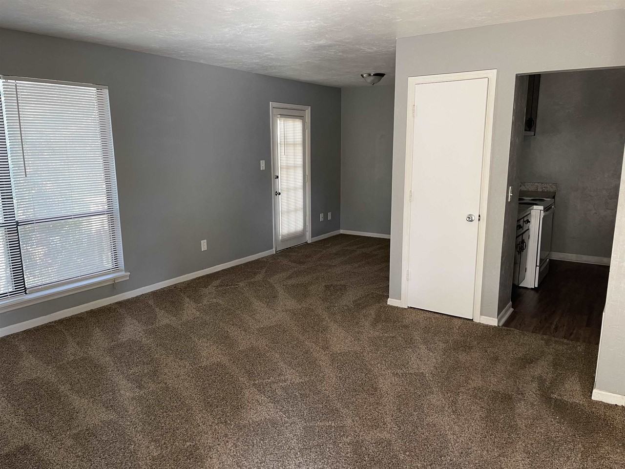 2010 Bradford Ct Apt C - Photo 4 of 9