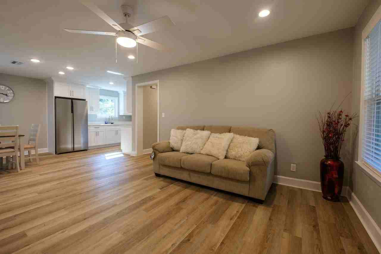 1501 Sharon Rd - Photo 3 of 23