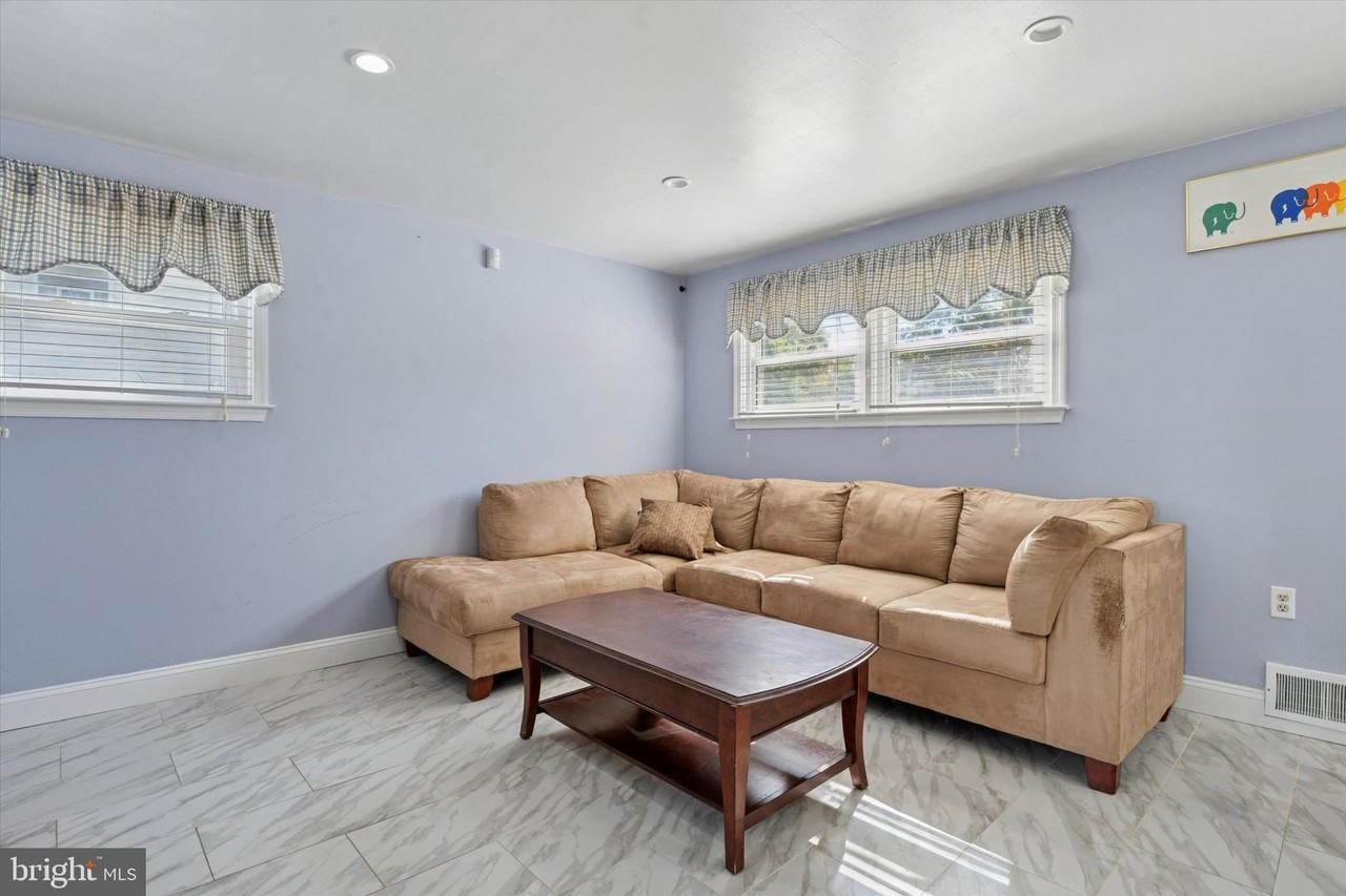 318 Ashbourne Rd - Photo 4 of 12