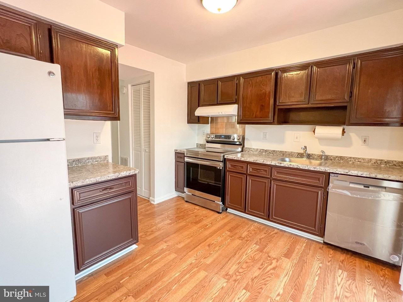 19920 Waterloo Ct - Photo 7 of 23