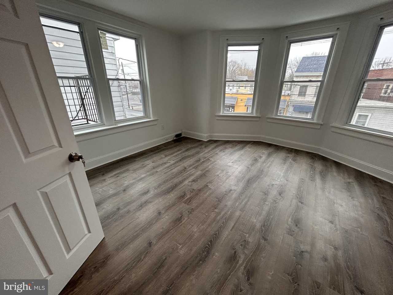 1067 S Clinton Ave 2nd Fl - Photo 6 of 30