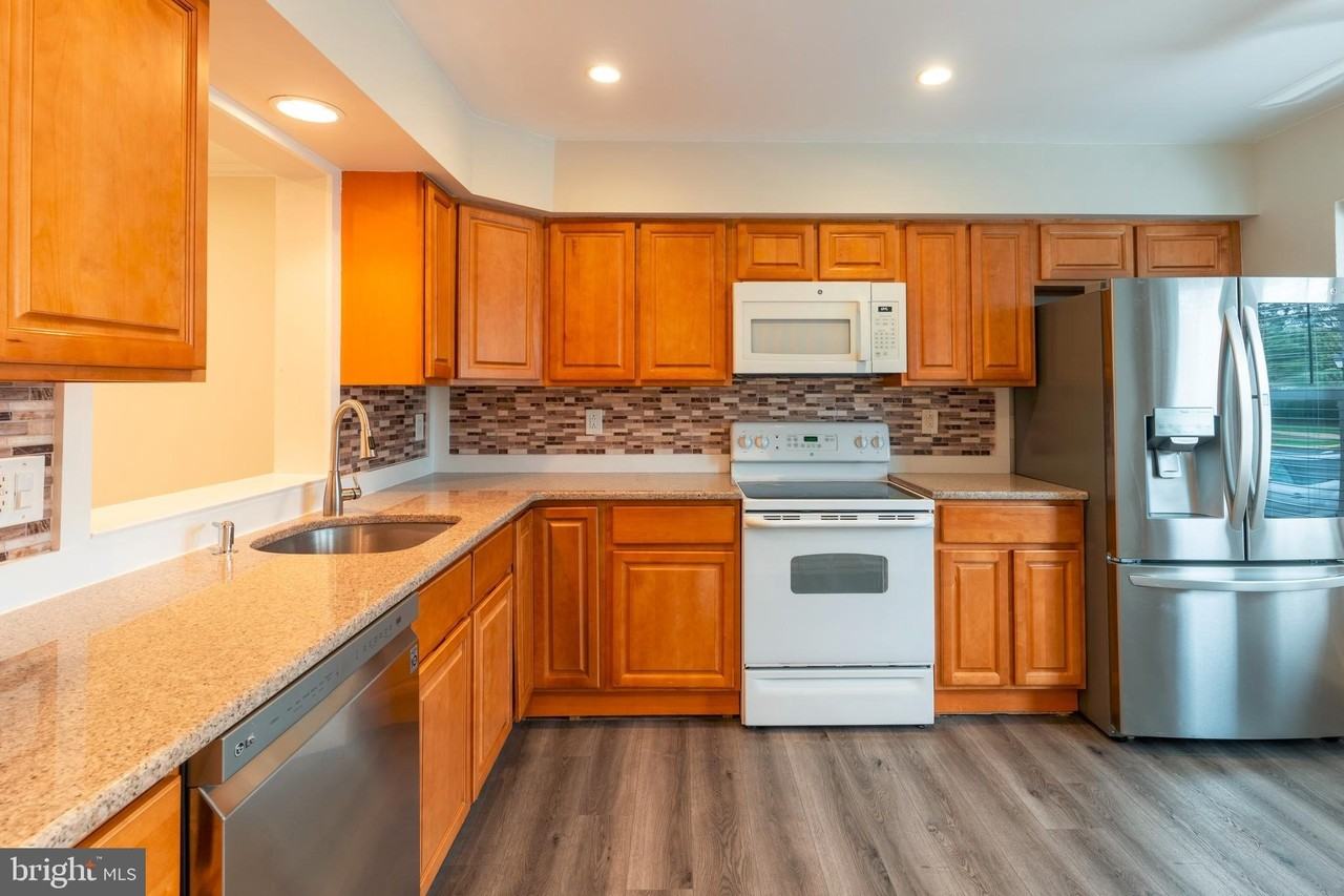 308 Wayne Ct - Photo 3 of 31