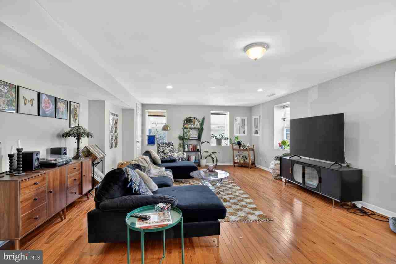 1127 E Susquehanna Ave Unit 2 - Photo 3 of 19