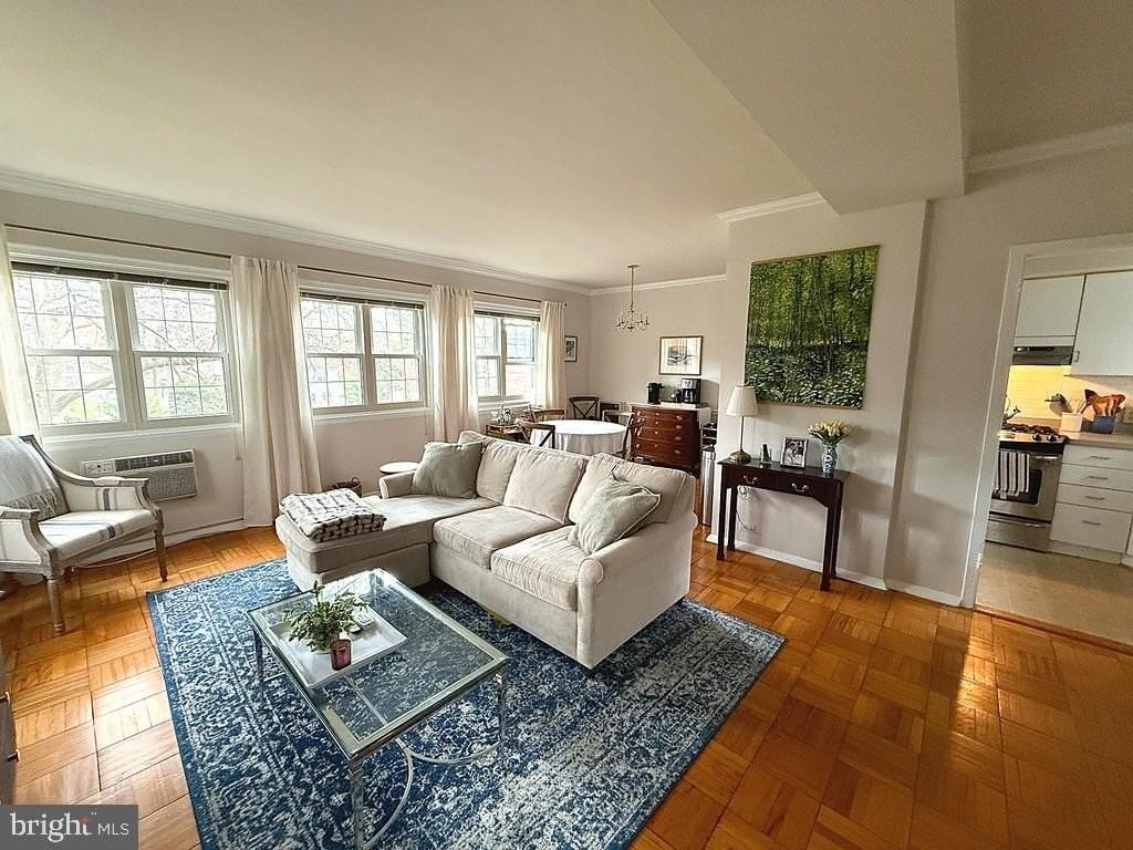 1921 N Quaker Ln - Photo 2 of 27