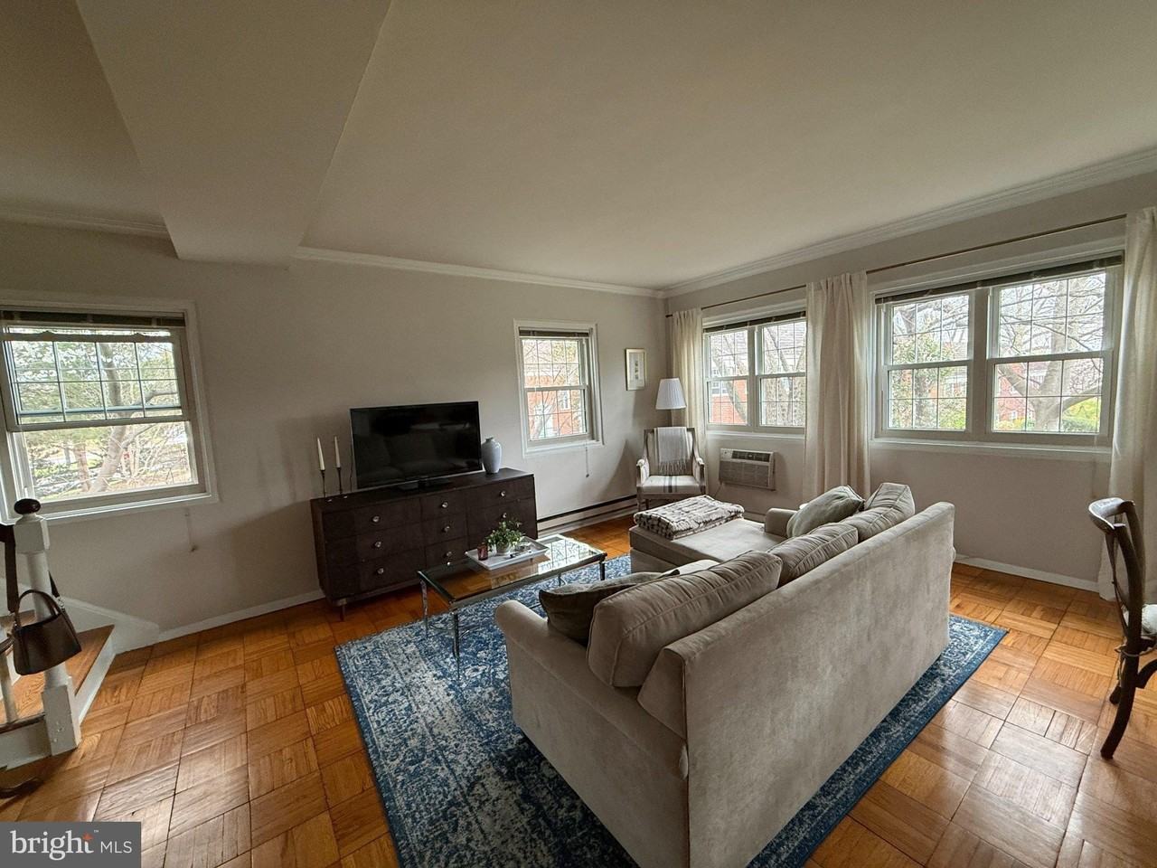 1921 N Quaker Ln - Photo 5 of 27