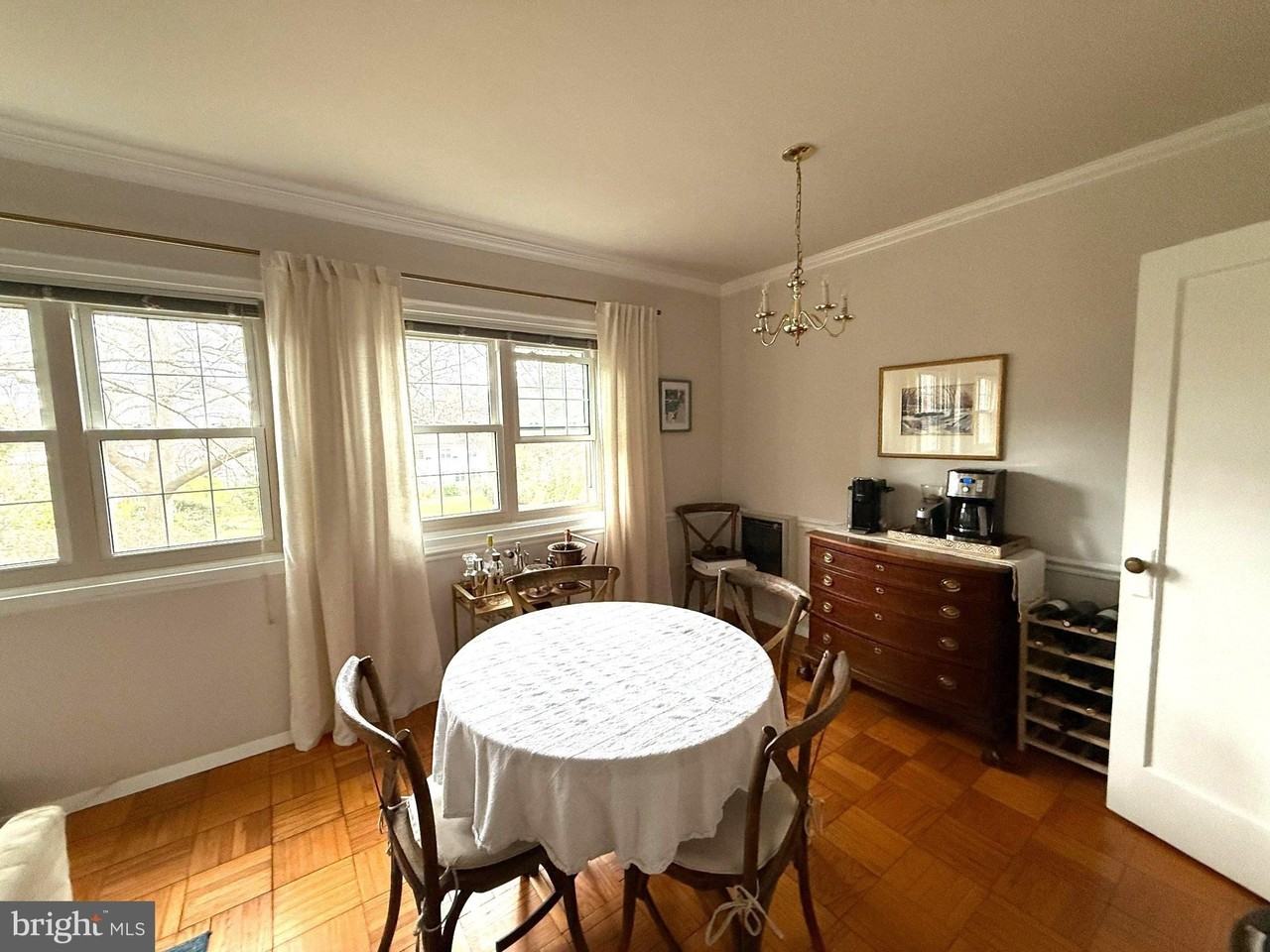 1921 N Quaker Ln - Photo 6 of 27