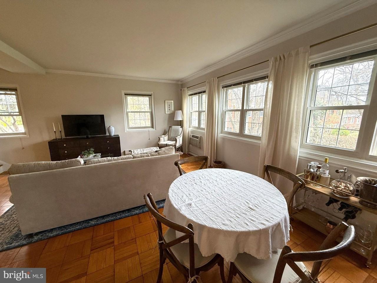 1921 N Quaker Ln - Photo 7 of 27