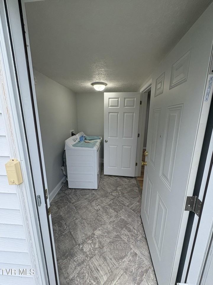 325 Virgil Ave - Photo 2 of 11