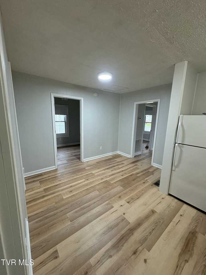 325 Virgil Ave - Photo 4 of 11