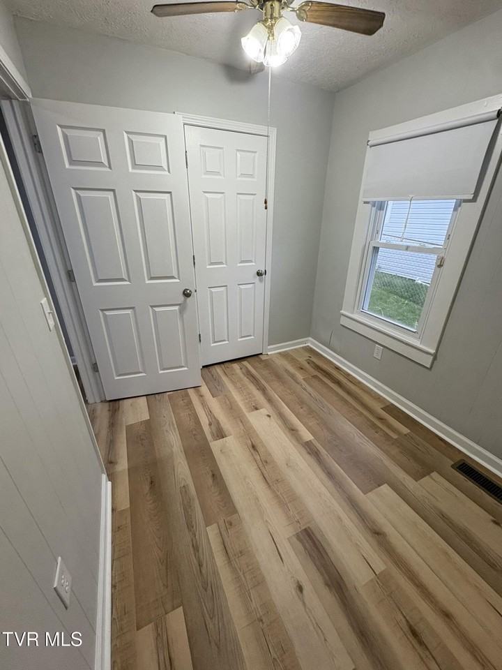 325 Virgil Ave - Photo 6 of 11