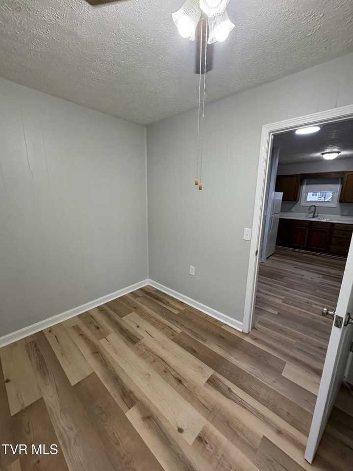 325 Virgil Ave - Photo 7 of 11