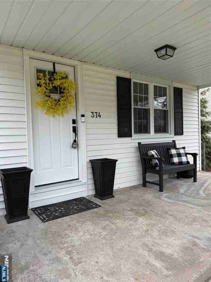 374 Kingston St - Photo 3 of 21