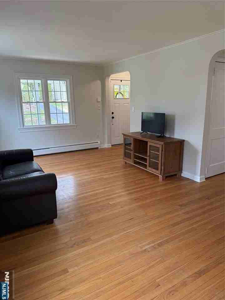 374 Kingston St - Photo 5 of 21