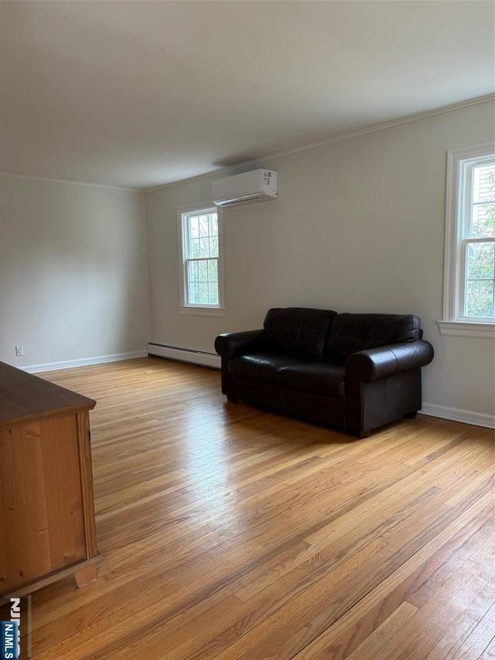 374 Kingston St - Photo 6 of 21