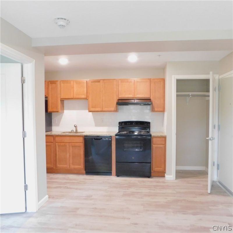 413 S Main St - Photo 6 of 8