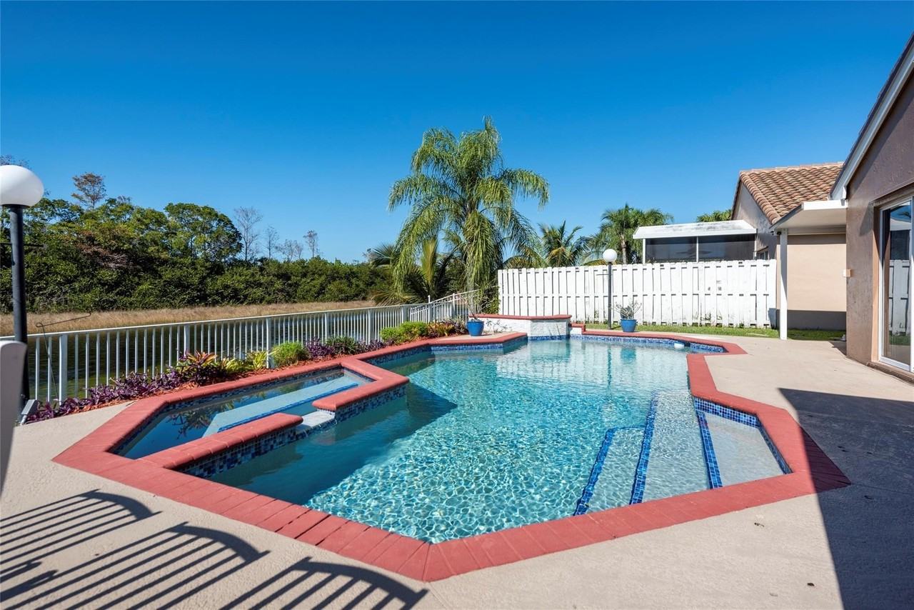 160 Nw 166th Ave - Photo 2 of 31